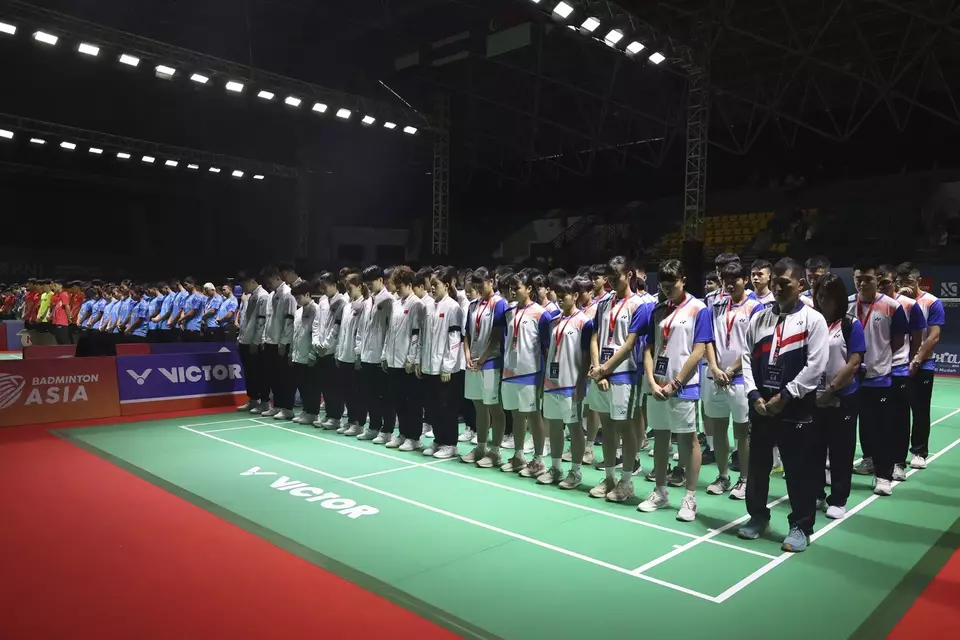 Para pemain dan ofisial bulu tangkis mengheningkan cipta untuk pebulu tangkis China Zhang Zhi Jie yang meninggal dunia setelah pingsan saat bermain di Kejuaraan Asia Junior (BAC) Minggu malam