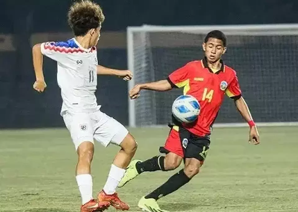 Thailand U-16 (putih) saat bertemu Timor Leste U-16.