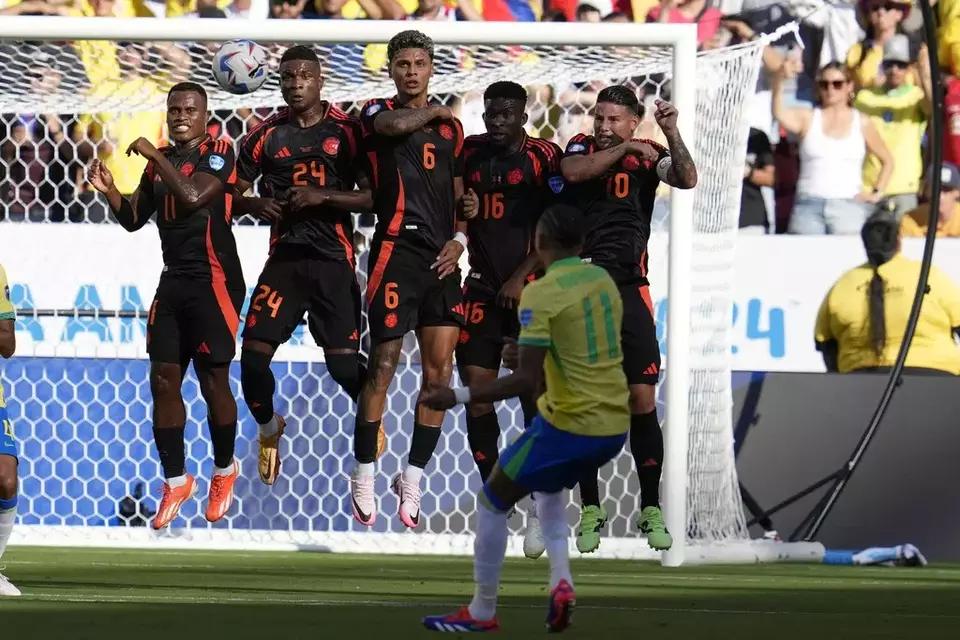 Penyerang Brasil Raphinha (kanan) melepaskan tendangan bebas yang menghasilkan gol ke gawang Kolombia dalam laga Copa America.