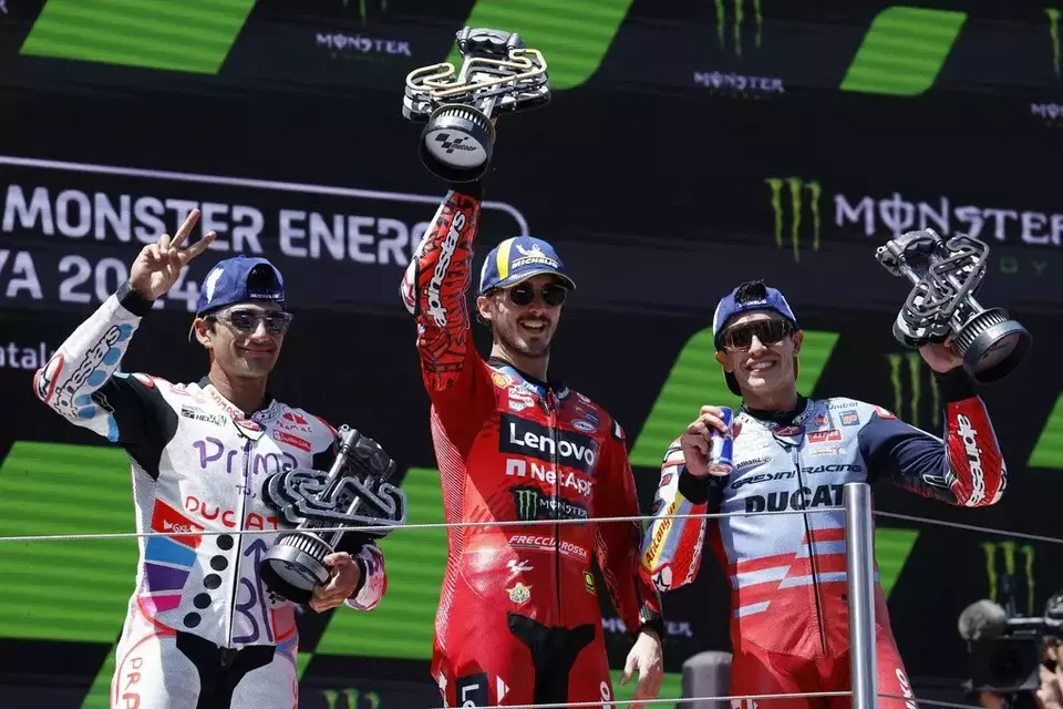 Pembalap Ducati Francesco Bagnaia (tengah) naik podium setelah memenangi MotoGP Catalunya.