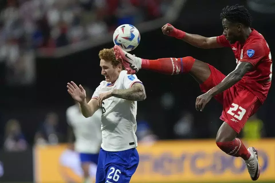 Pemain Panama Michael Murillo (kanan) mengontrol bola di samping pemain Amerika Serikat Josh Sargent pada pertandingan sepak bola grup C Copa America