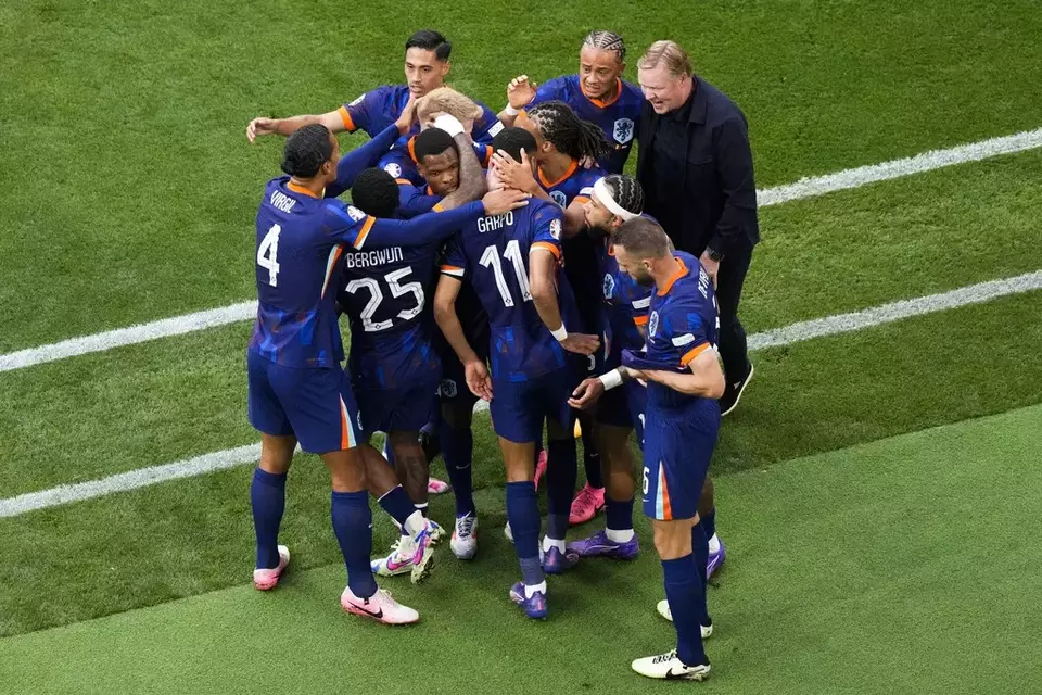 Pemain Belanda bersama pelatih Ronald Koeman (kanan) meluapkan kegembiraan setelah Cody Gakpo menjebol gawang Rumania dalam pertandingan babak 16 besar Euro 2024